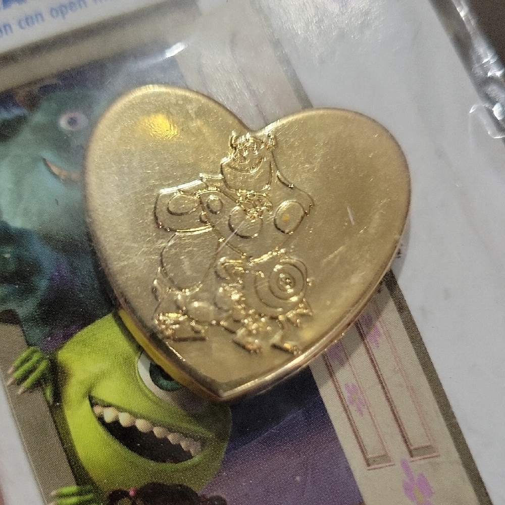 Monsters Inc Heart-Shaped Gold Pin - Picture 2 of 3